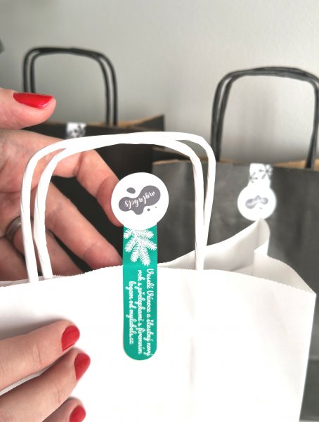 Přelepka na tašky a dárky s firemním logem (150ks)